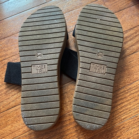 Black Walmart brand Sandals. Size 9-10. Barely worn - Picture 3 of 3